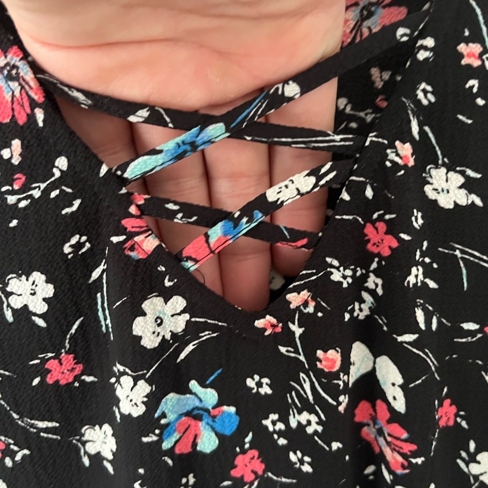 RICKIS-Floral Blouse Size Medium Black Short Sleeve Lightweight Top - Picture 2 of 5